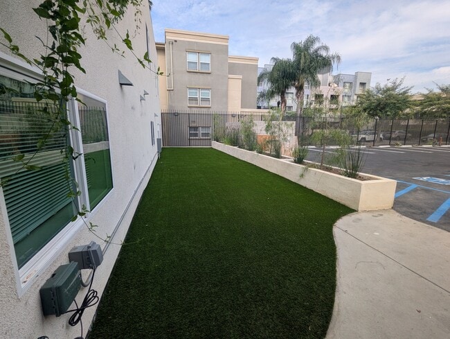 14411 Vanowen St. in Van Nuys, CA - Foto de edificio - Building Photo