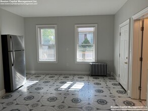 179 Belmont St, Unit 1 in Everett, MA - Foto de edificio - Building Photo