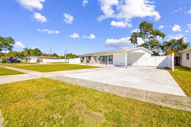 7717 W Powhatan Ave in Tampa, FL - Building Photo - Building Photo