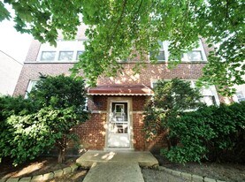8218 Knox Ave, Unit 2A in Skokie, IL - Building Photo