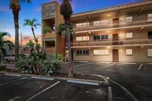 10265 Gulf Blvd, Unit 301 in Treasure Island, FL - Building Photo