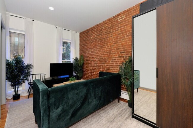 338 W 36th St. in New York, NY - Building Photo - Building Photo