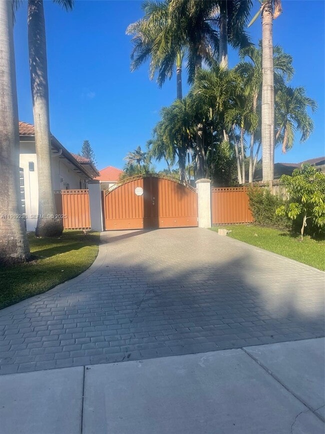 8775 SW 164th St in Palmetto Bay, FL - Building Photo - Building Photo