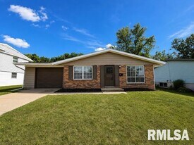 2220 W Kensington Dr in Peoria, IL - Building Photo