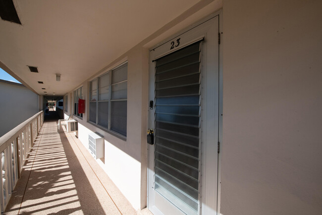 23 Waltham A in West Palm Beach, FL - Foto de edificio - Building Photo