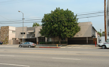 5700-5720 Sepulveda Blvd in Van Nuys, CA - Building Photo - Building Photo