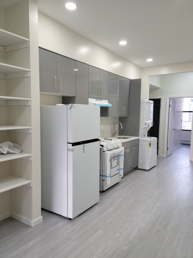 781 Seneca Ave, Unit 2R