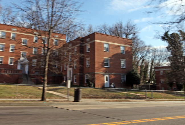 3840 S Capitol St SE in Washington, DC - Foto de edificio - Building Photo