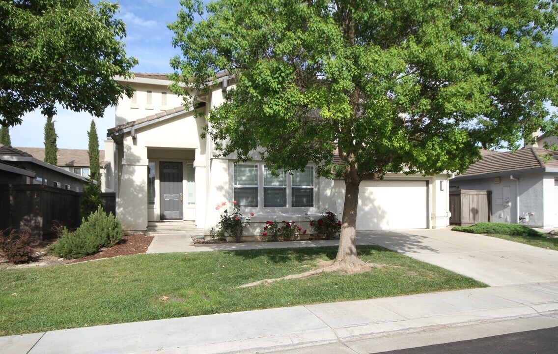 9849 Burrowing Owl Way in Elk Grove, CA - Building Photo