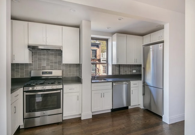 395 Bleecker St in New York, NY - Building Photo - Building Photo