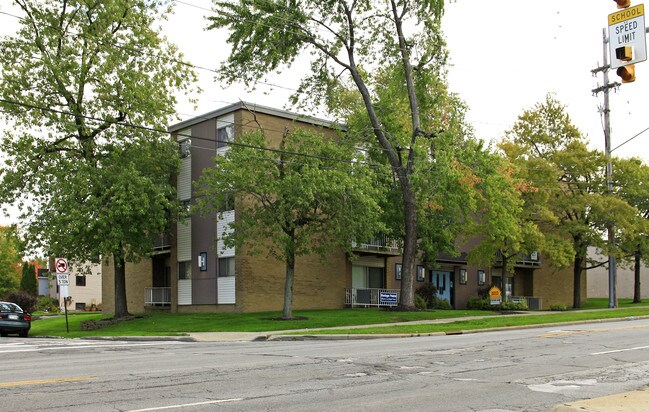 Vantage Pointe Apartments in Garfield Heights, OH - Foto de edificio - Building Photo
