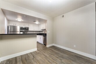 5317 Indian River Dr in Las Vegas, NV - Building Photo - Building Photo