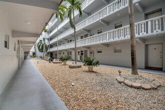 329 SE 3rd St in Hallandale Beach, FL - Building Photo - Building Photo