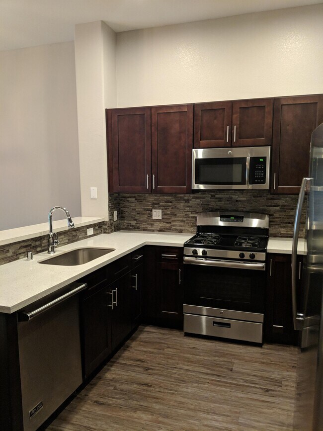 24545 Town Center Dr in Santa Clarita, CA - Building Photo - Building Photo