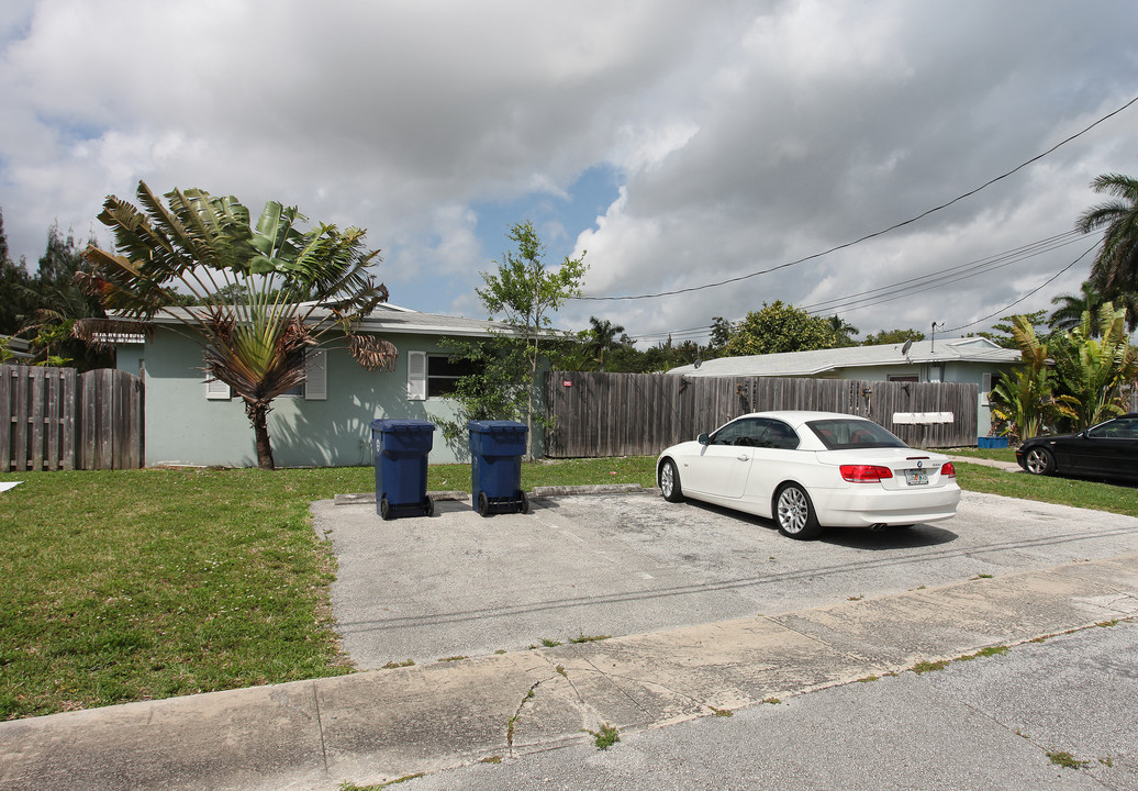 2425-2435 NE 9th Ter in Wilton Manors, FL - Building Photo