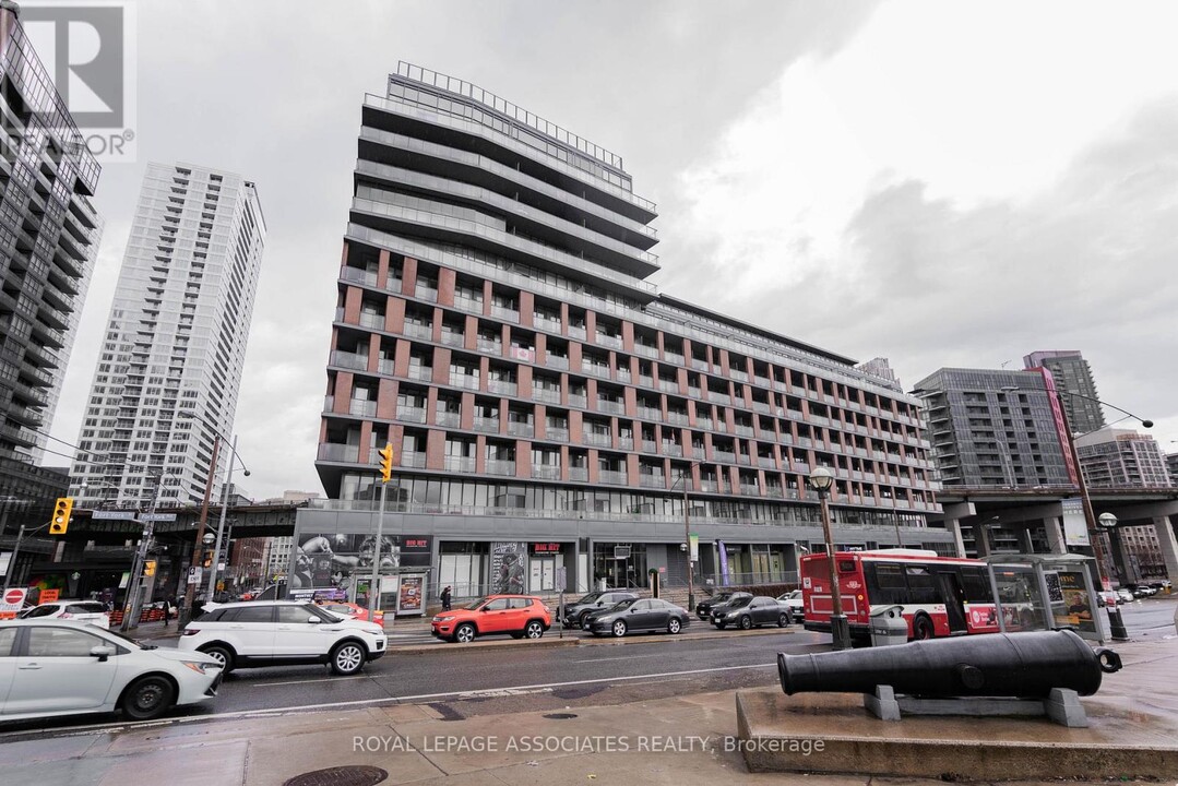 169-169 Fort York Blvd in Toronto, ON - Building Photo