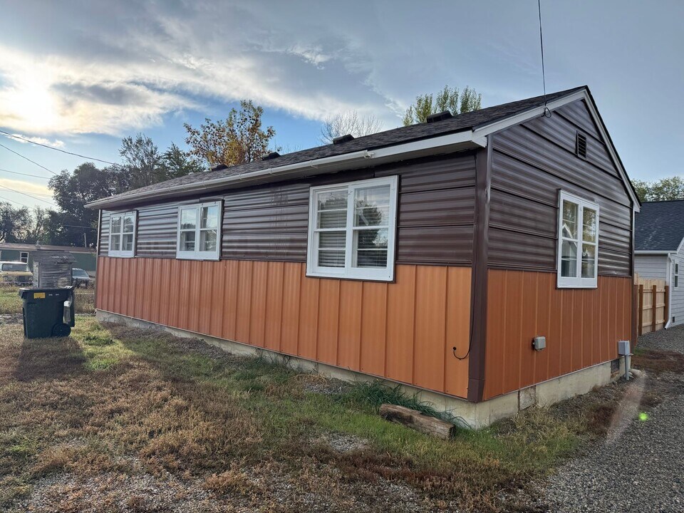 632A E 4th Ave N in Columbus, MT - Building Photo