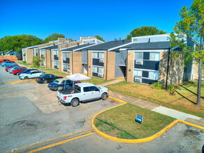 Blue Sky Apartments in Ardmore, OK - Foto de edificio - Building Photo