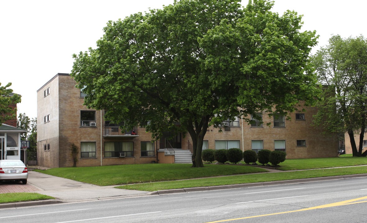 1079 Lawrence Ave in Toronto, ON - Building Photo