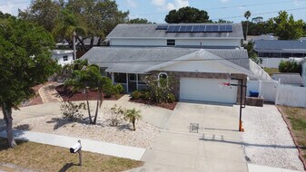 12290 90th Ave in Seminole, FL - Building Photo