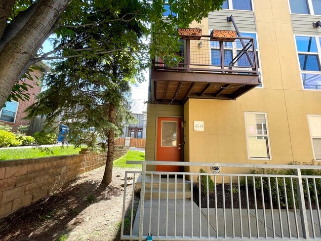 4541 Madison Ave in Kansas City, MO - Building Photo - Building Photo