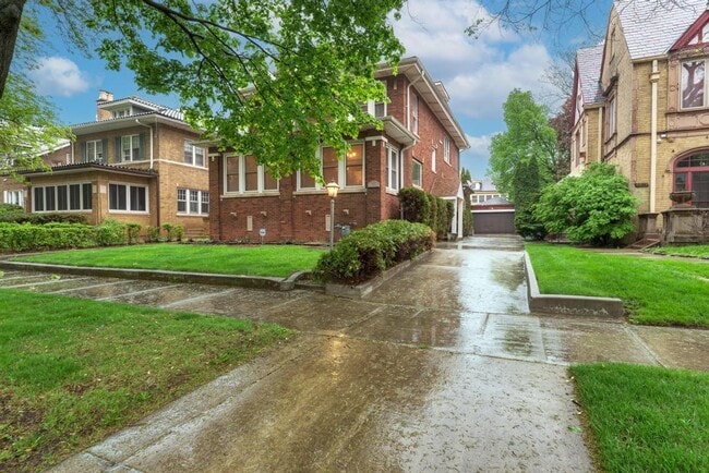 6833 S Cregier Ave in Chicago, IL - Building Photo - Building Photo