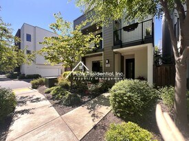 1023 Ice Cream Ln in Sacramento, CA - Building Photo