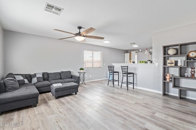 2437 E Jones Ave in Phoenix, AZ - Foto de edificio - Building Photo