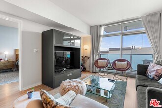 13700 Marina Pointe Dr in Los Angeles, CA - Building Photo - Building Photo