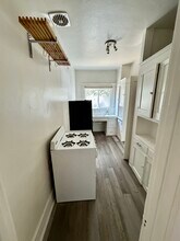 6200 De Longpre Ave, Unit B in Los Angeles, CA - Building Photo - Building Photo