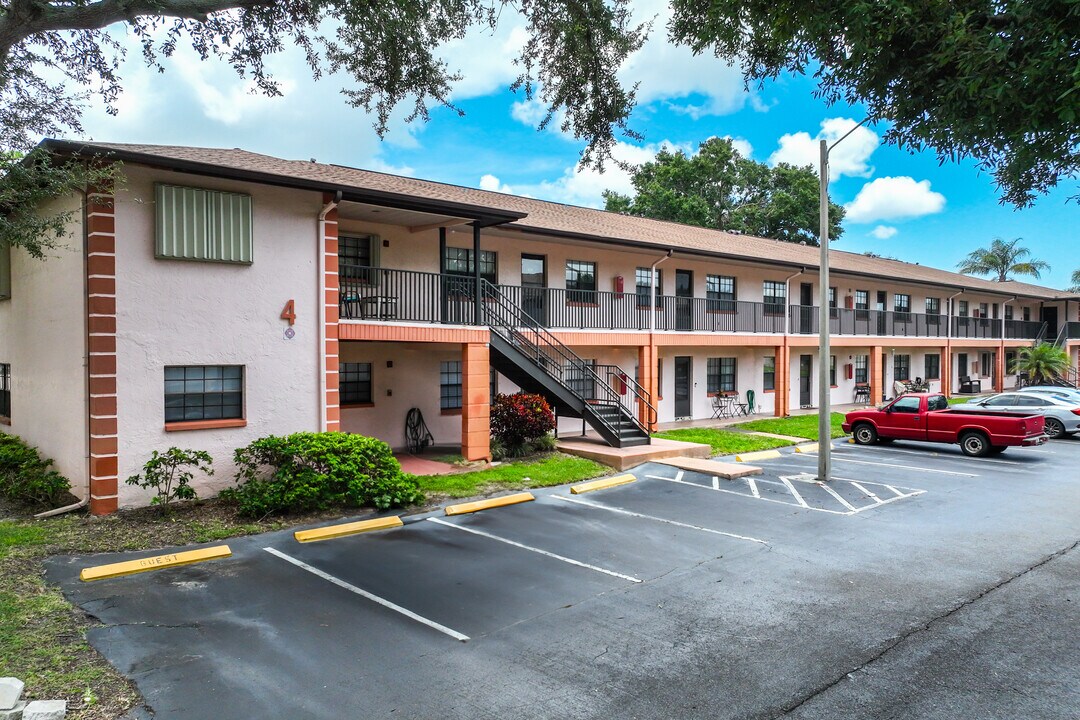 Ridge Grove in Largo, FL - Building Photo