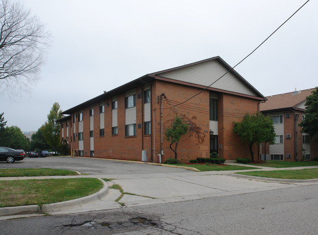 Colonial Place Apartments in Lansing, MI - Building Photo - Building Photo