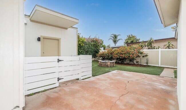 1319 Thermal Ave in San Diego, CA - Foto de edificio - Building Photo