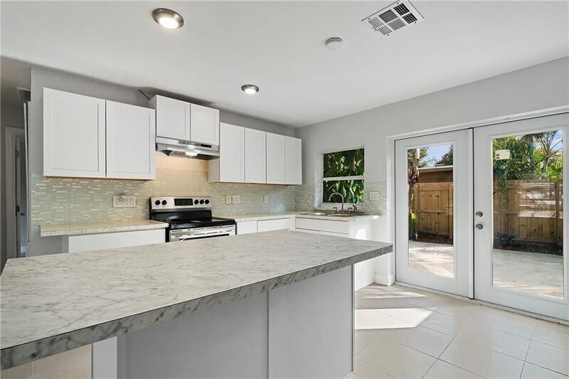 1598 NE 36th St in Oakland Park, FL - Building Photo