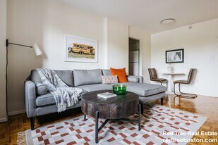 175 Freeman St, Unit 301 in Brookline, MA - Building Photo