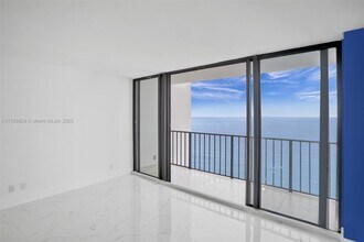 2401 S Ocean Dr in Hollywood, FL - Building Photo - Building Photo