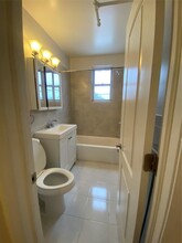 254 W Old Country Rd-Unit -1 in Hicksville, NY - Foto de edificio - Building Photo