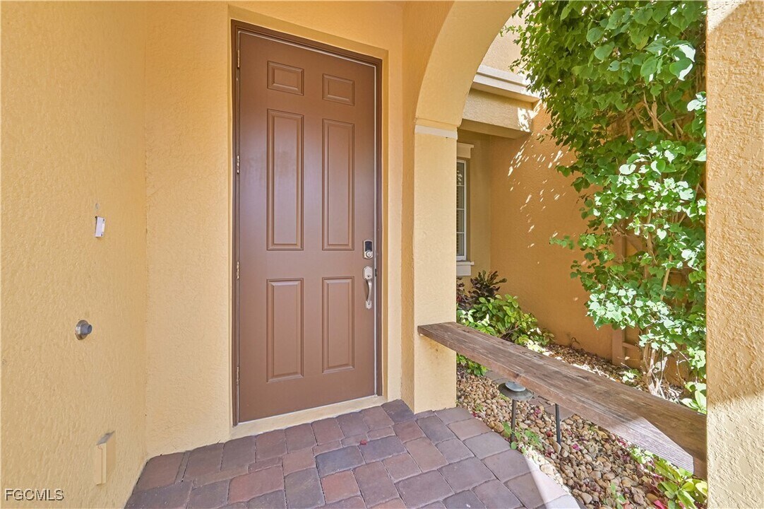 10120 Tin Maple Dr in Estero, FL - Building Photo