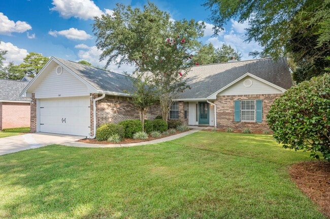 property at 305 Parkwood Pl