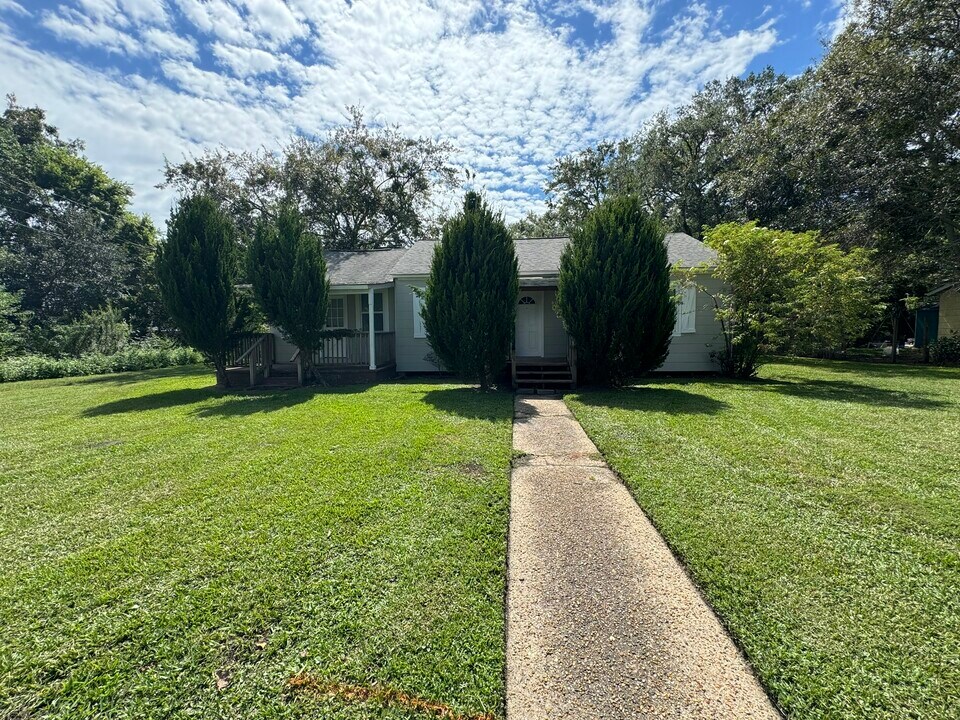 1210 Live Oak Ave in Pascagoula, MS - Building Photo