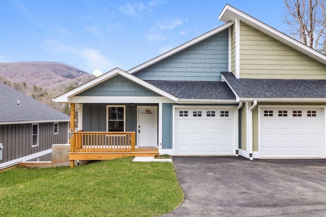 505 Sycamore Br Rd in Asheville, NC - Foto de edificio