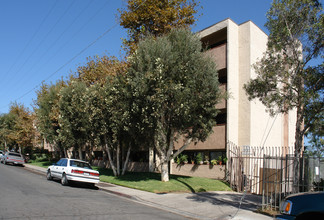 Oakcrest Manor in San Diego, CA - Building Photo - Building Photo