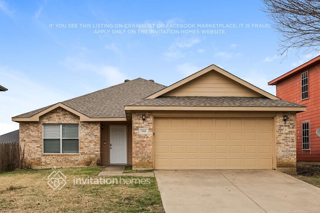 316 Blairwood Dr in Fort Worth, TX - Foto de edificio