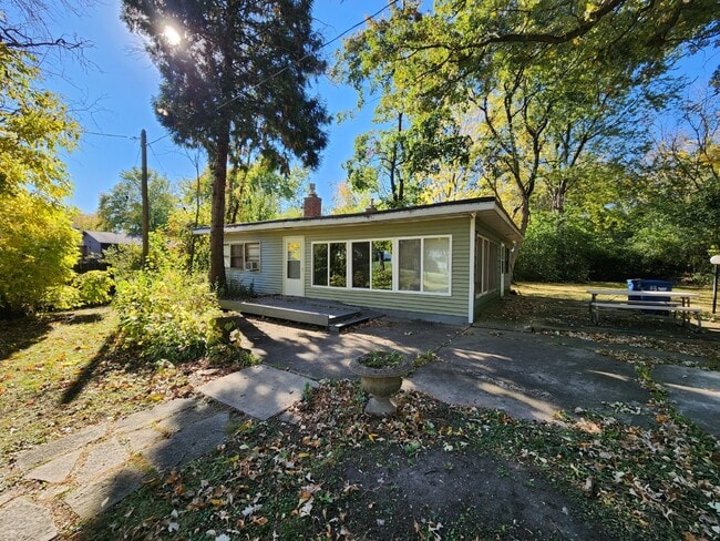 property at 3426 Oakland Ln