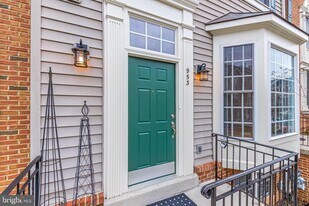 953 Harrison Cir in Alexandria, VA - Building Photo