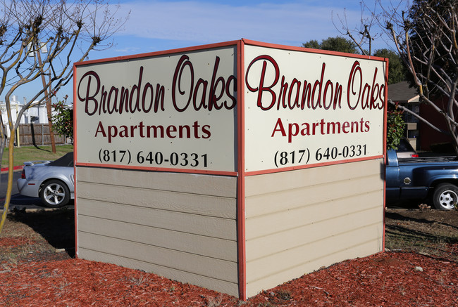 Brandon Oaks in Arlington, TX - Foto de edificio - Building Photo