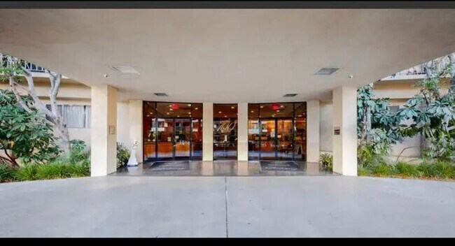 100 S Doheny Dr, Unit 213 in Los Angeles, CA - Building Photo - Building Photo