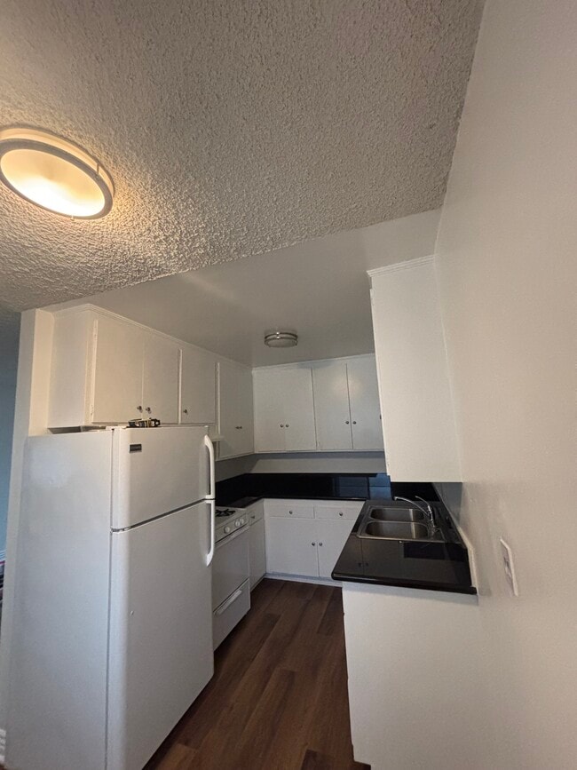 15106 W Magnolia Blvd in Los Angeles, CA - Building Photo - Building Photo