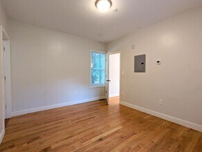 42 Cogswell Ave, Unit 1 in Cambridge, MA - Foto de edificio - Building Photo