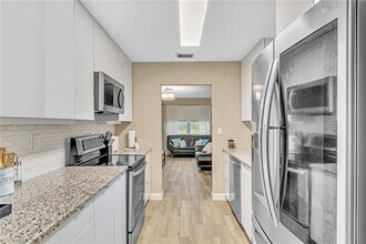 60 NW 45th Ct in Oakland Park, FL - Building Photo - Building Photo